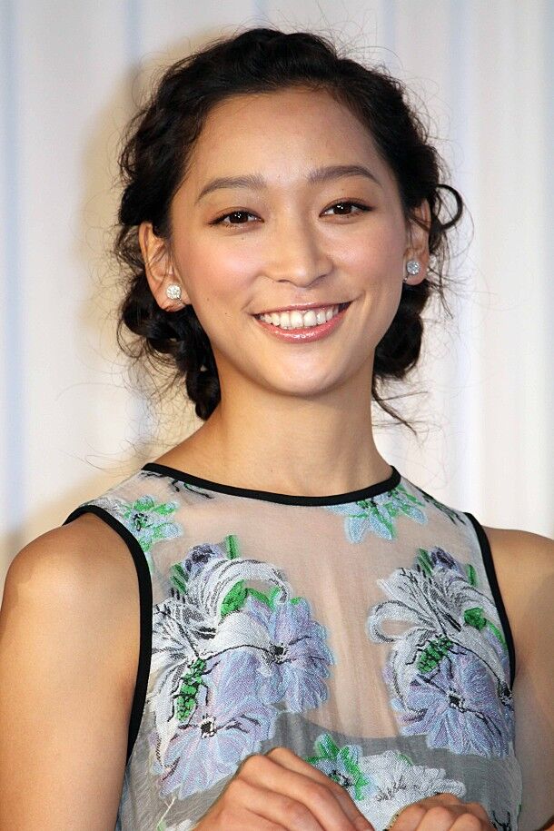杏　今年のキ－ワ－ド「スカートをはく・よく寝る・語学」　杏自身パンツスタイル　子供たちに選択肢与える