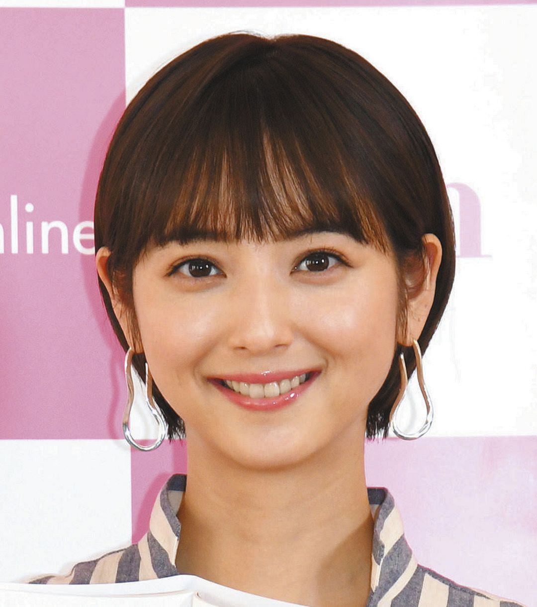 佐々木希の自撮りショットにファン大興奮！ドーナツが可愛すぎると話題に