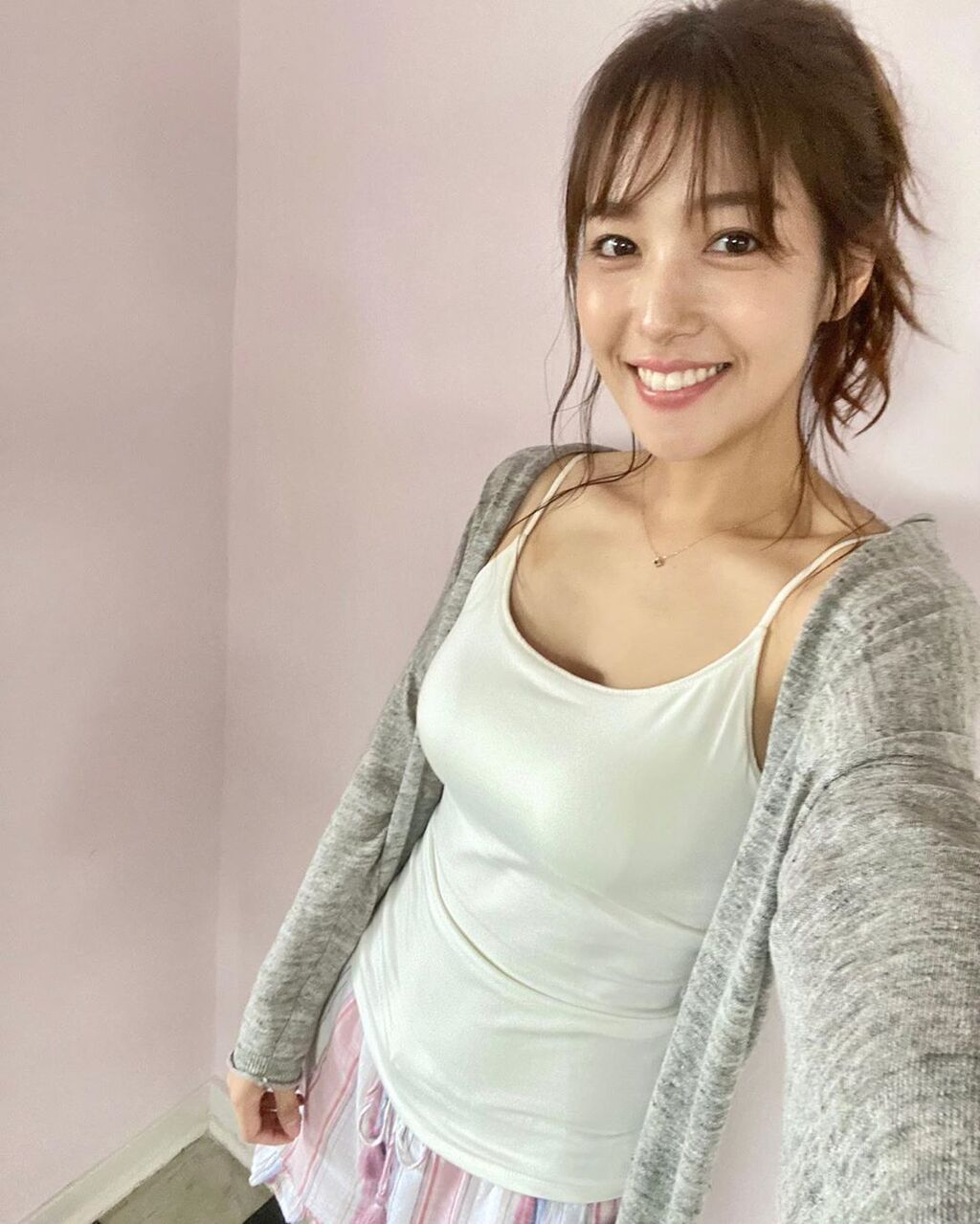 鷲見玲奈、セクシーなタイト白タンクで峰不二子のようなボディラインを披露！