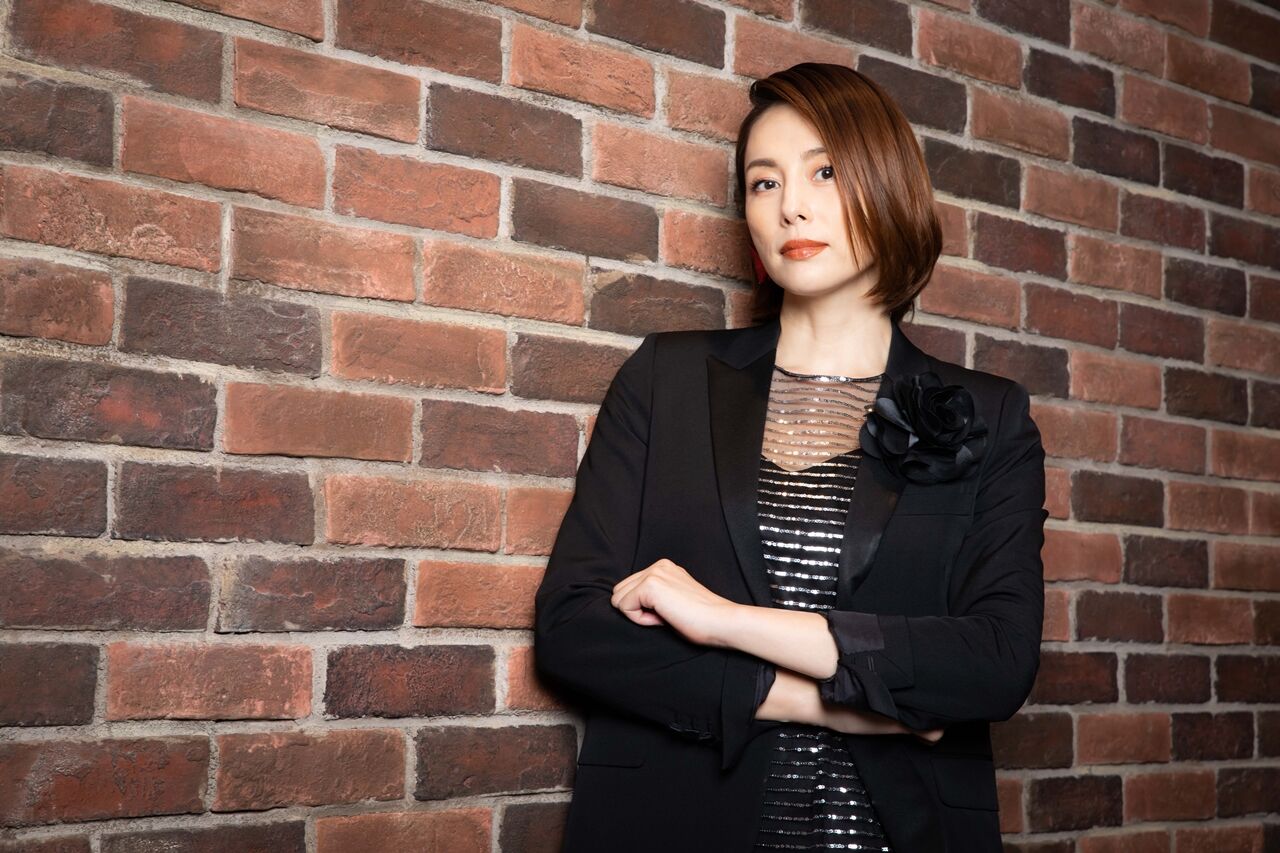 米倉涼子　表参道に「FENDI」の旗艦店オープン　セレモニ－に衝撃ドレスで登場　「背中が大胆に開いたドレス」