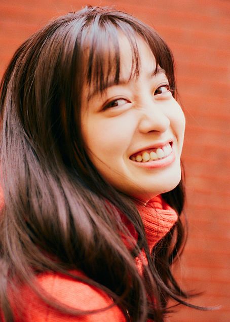 絶妙なバランス感覚！橋本環奈のスーツ姿が注目を集める中秋の名月