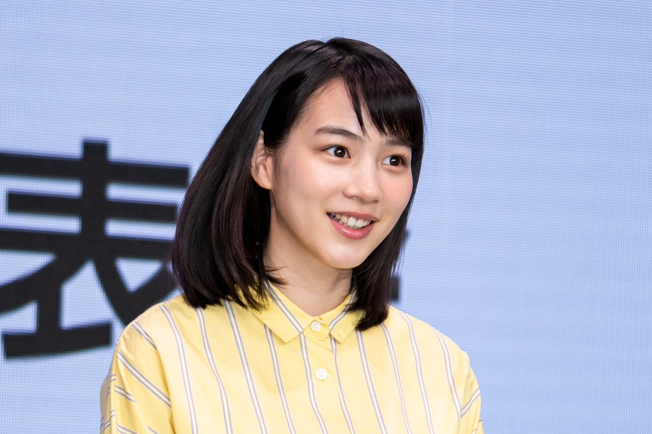 のん“超ミニスカ姿”でセクシー美脚披露   　美太ももショット