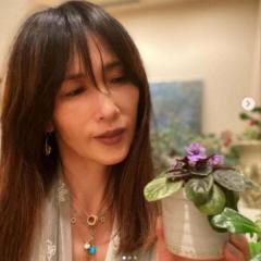 工藤静香、ファンが絶賛の写真が話題に「花の美しさに負けていない」