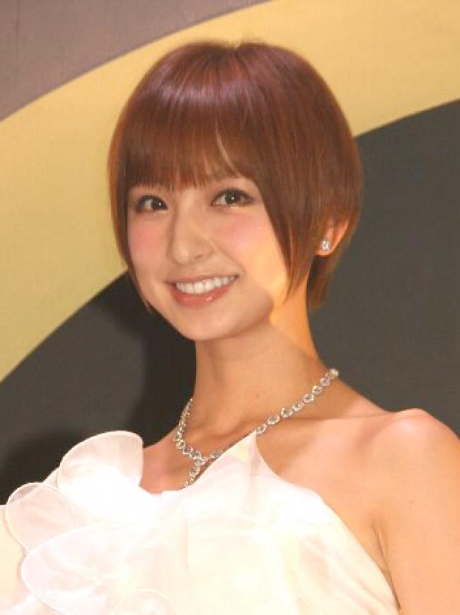 「銀座で背中美しさ！」篠田麻里子、セクシー私服で二度見❗️
