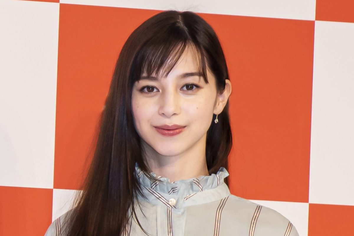中条あやみ、春らしい超ミニワンピとスプリングパンプス　美脚が素晴らしい　