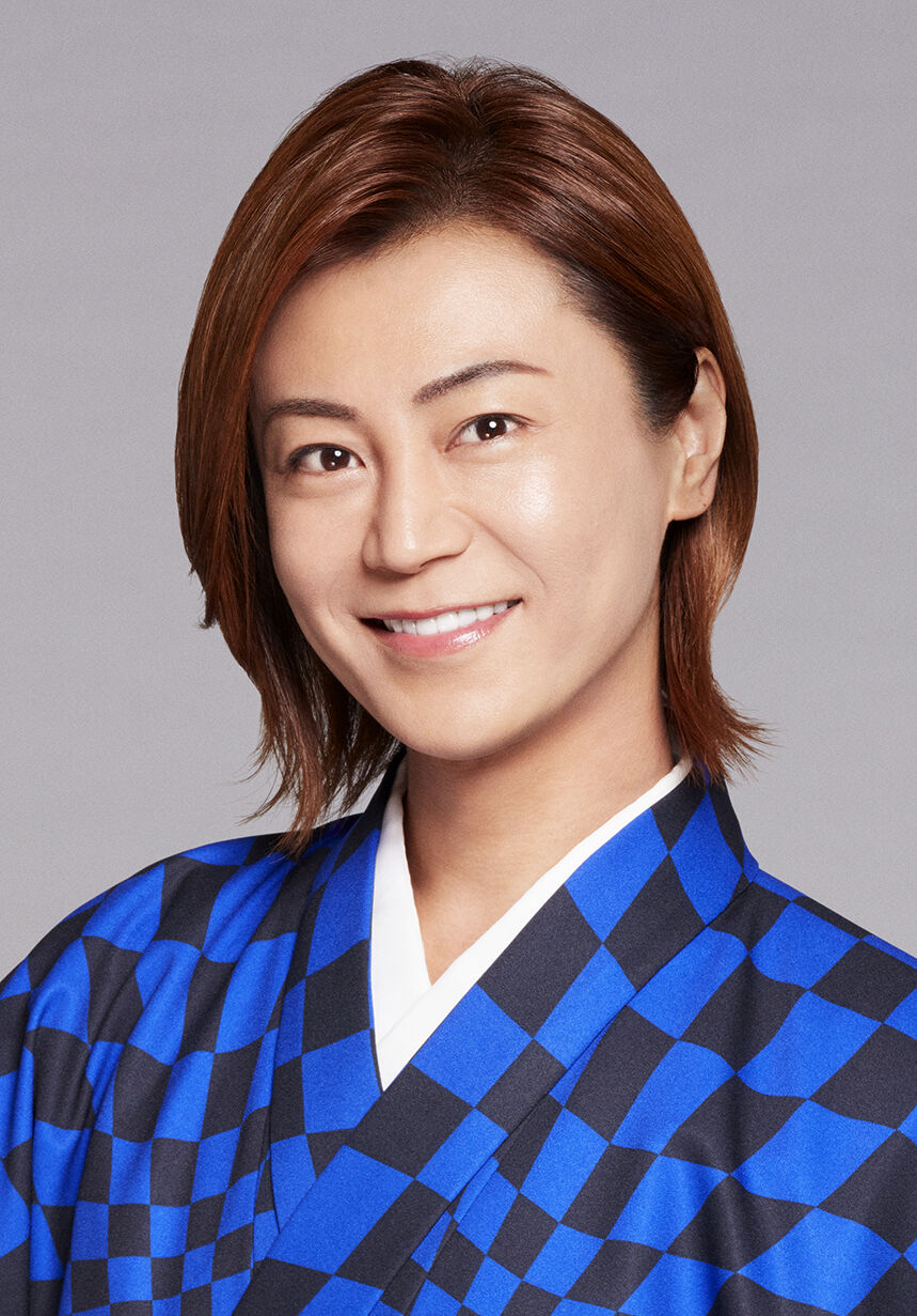 氷川きよし　活動休止中後２度目となる投稿　ファミマのポスターを指して写真UP