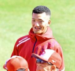 広島ナインに衝撃走る ルーキー矢野がパンチパーマ披露