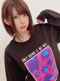 えなこ、ブルーカラコンの瞳に吸い込まれそう。レアなシンプルTシャツスタイルもキュート