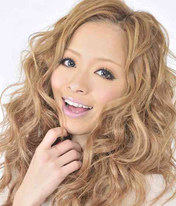 若返り効果絶大？小森純が美容整形後のビフォーアフター写真を公開！