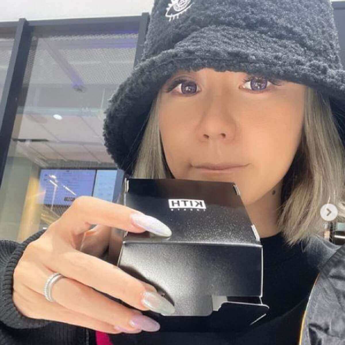 倖田來未、黒の帽子を深く被って渋谷で買い物ショット公開　「これは絶対気づかない」