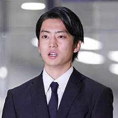 小栗旬が導く伊藤健太郎の復活劇：違約金返済と再評価の道のり。約2億円の違約金