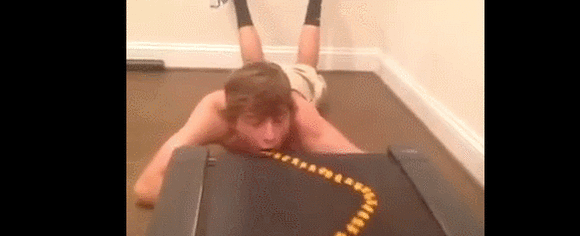 まるで志村けんのスイカの一気食い ランニングマシーンから流れてくる魚型のお菓子を爆食いする少年 ジャポンタ