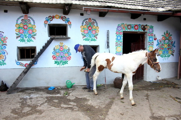 zalipie_poland_painted_village_flowers_5