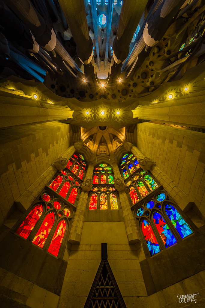 美しいステンドガラスと光の世界 ガウディ Gaudi のサグラダ ファミリア La Sagrada Familia の下からの眺め ジャポンタ