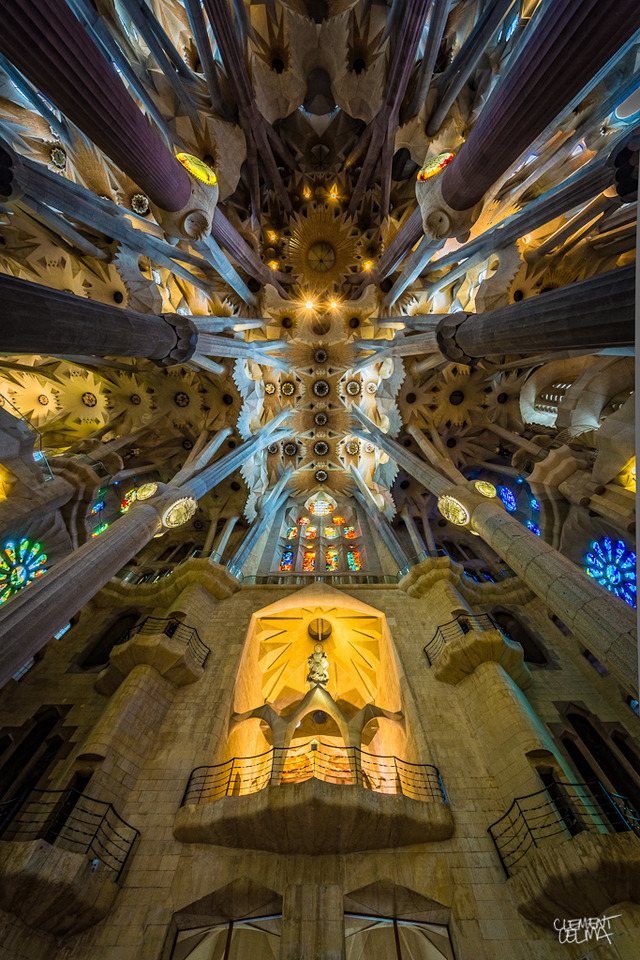 美しいステンドガラスと光の世界 ガウディ Gaudi のサグラダ ファミリア La Sagrada Familia の下からの眺め ジャポンタ