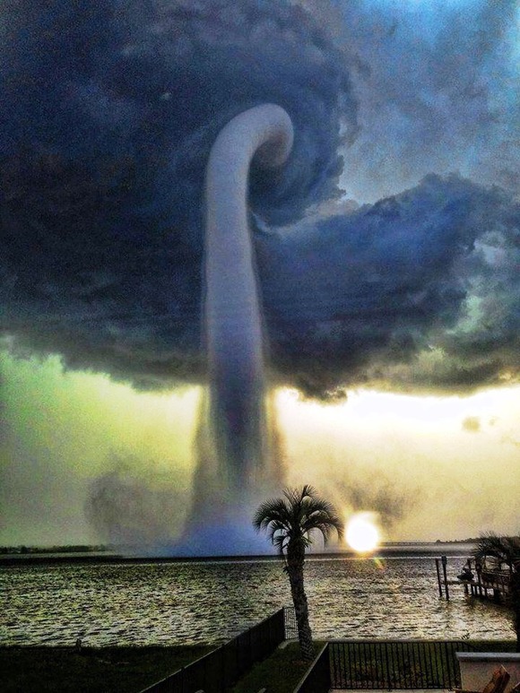 嘘のような竜巻 フロリダ州中部のタンパベイ Tampa Bay で起きた水上竜巻 ウォータースパウト ジャポンタ
