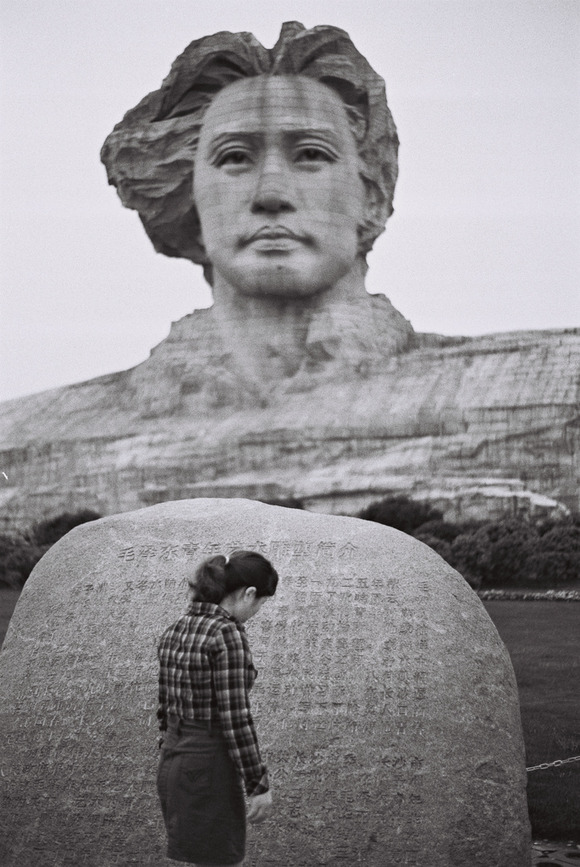 髪の毛フサフサの毛沢東の意外なイケメンな一面を伺える巨大石造 中国 長沙市にある若き頃の毛沢東の巨大石造モニュメント ジャポンタ