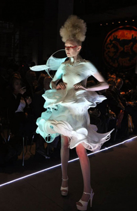 large_show_spray_on_dress_01