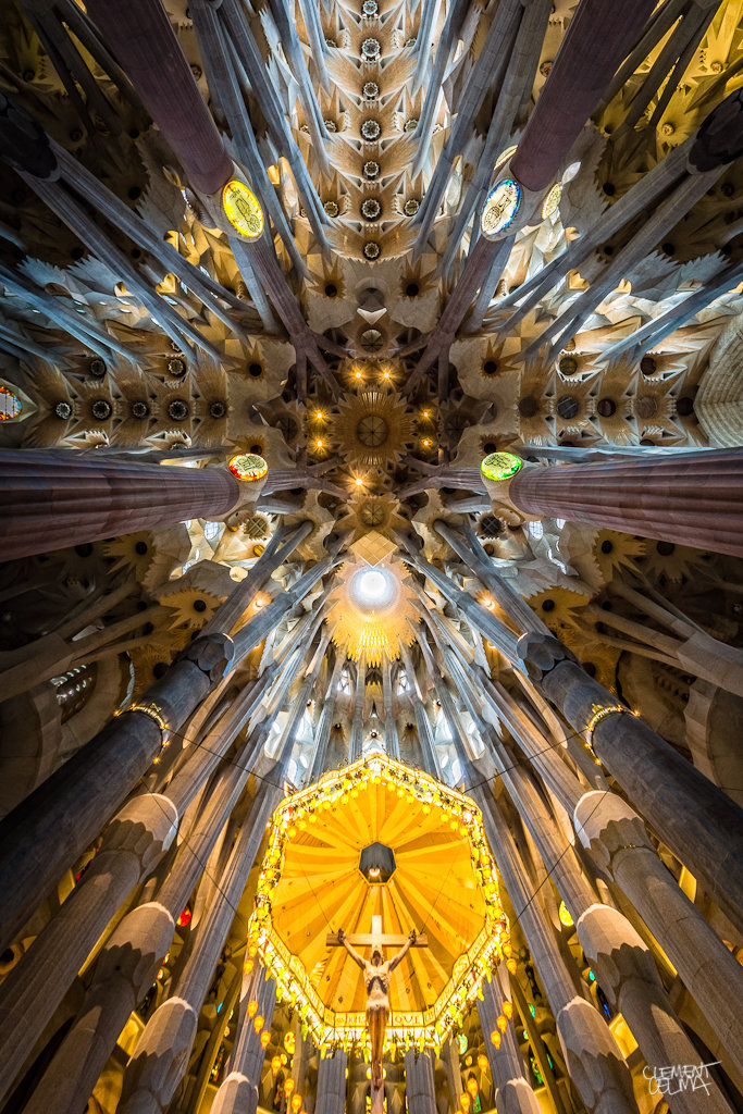 美しいステンドガラスと光の世界 ガウディ Gaudi のサグラダ ファミリア La Sagrada Familia の下からの眺め ジャポンタ
