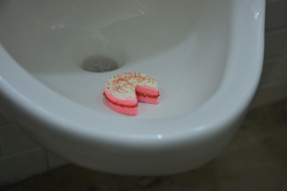 Urinal_Cakes_Strawberry_cake_72_1000
