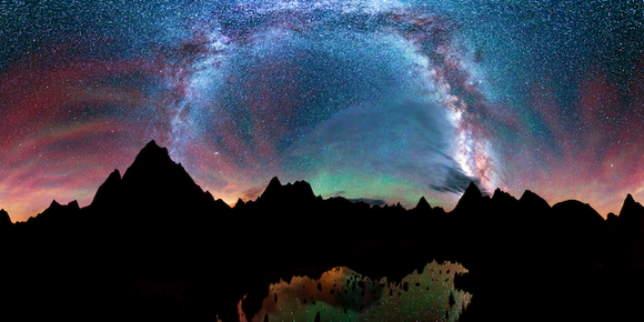 静かな夜の闇を彩る幻想的な星空と山のシルエット ジャポンタ