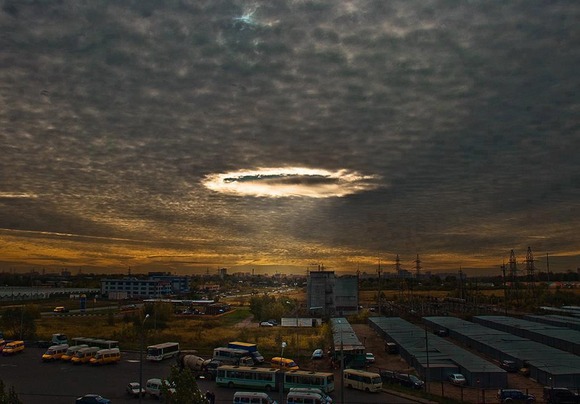 Hole-Punch-Cloud-Phenomenon-over-Moscow