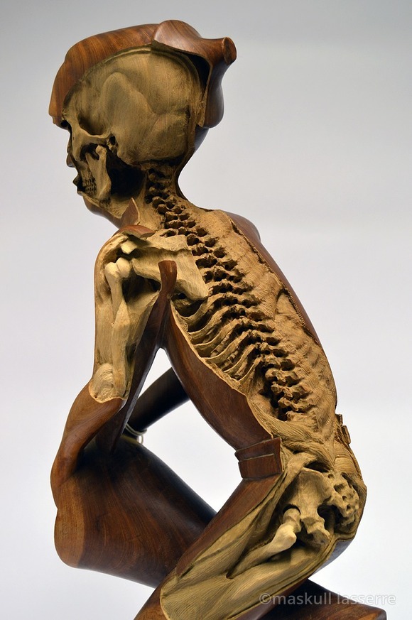 土産物の木彫りの人形を更にリ・カービング！発想とリアルなスカルがビックリ仰天な木彫り彫刻！ : ジャポンタ