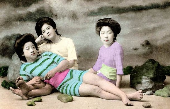 Swimsuit-girls-from-old-Japan-3
