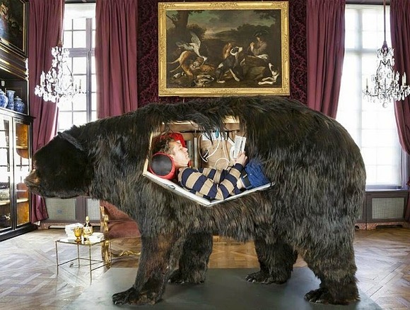 クマの剥製の中で2週間の間 生活をする フランスのアーティストの2週間チャレンジ ジャポンタ クマの剥製の中で2週間の間 生活をする フランスのアーティストの2週間チャレンジ ジャポンタ