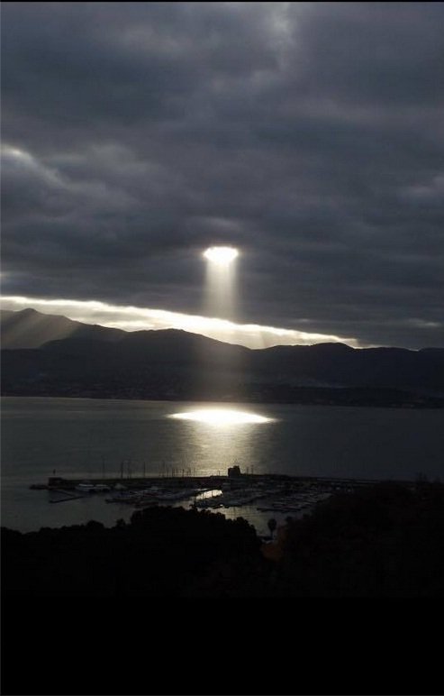 雲から差し込む神々しい光 フランスのアジャクシオ湾で撮影された雲から突き抜けるような太陽の光 ジャポンタ