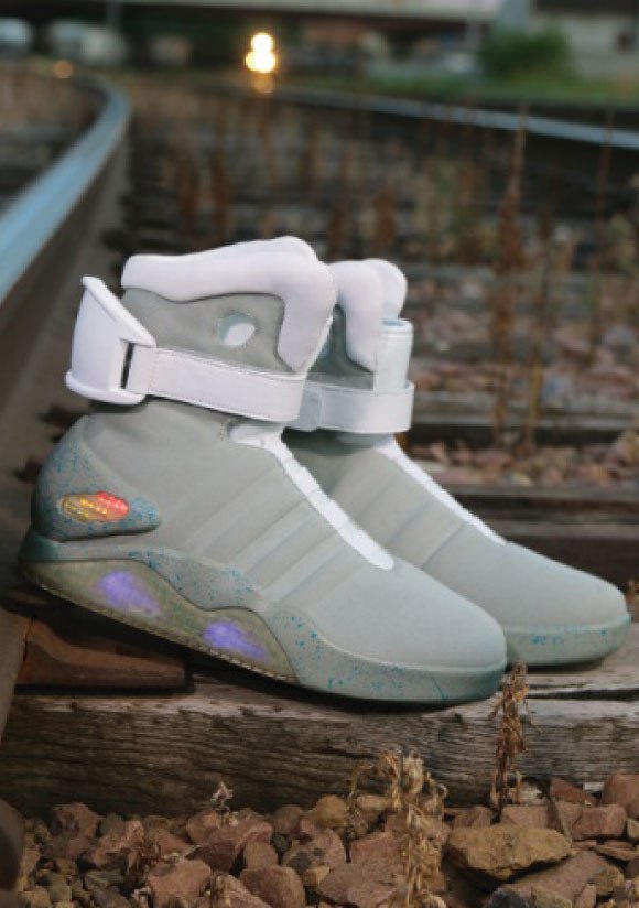 99ドルでバック トゥ ザ フューチャー2のシューズが手に入る ユニバーサルスタジオと公式ライセンスの元で制作 販売されているフューチャー シューズ ジャポンタ