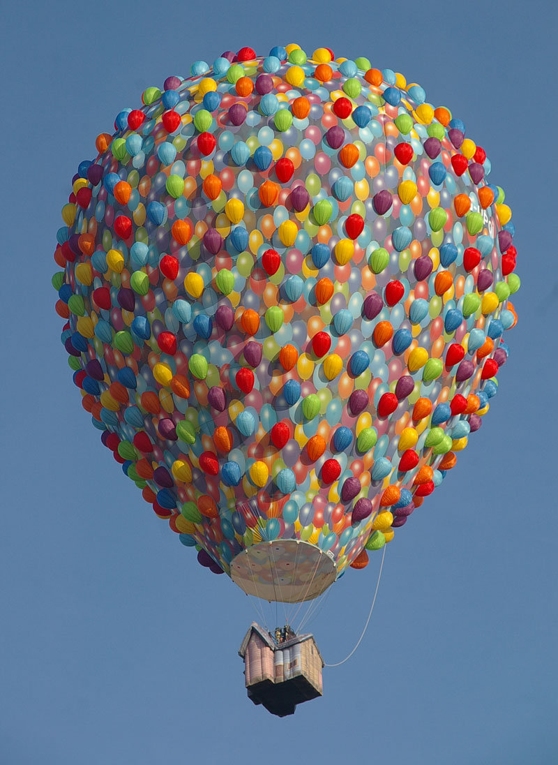 リアル Up カールじいさんの空飛ぶ家 540個の風船が付けられた熱気球 ジャポンタ