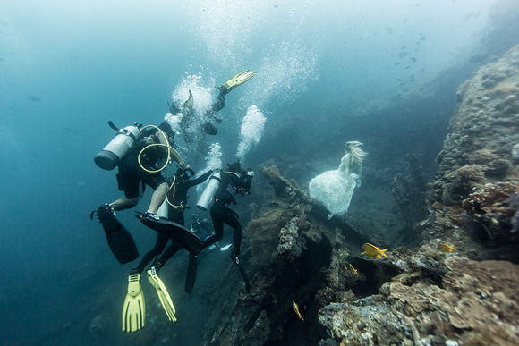 嘘みたいな幻想的な写真 インドネシア バリ沖の水中で撮影されたゴージャスにドレスアップされた女性像 ジャポンタ
