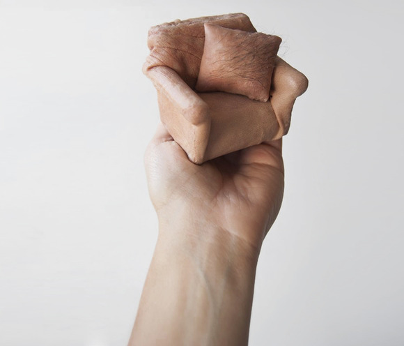 サイズと皮膚の質感が生々しい 手のひらや背中の皮膚のパターンを使い製作された 皮膚の家具 ジャポンタ