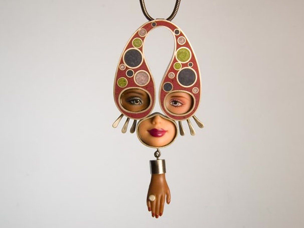 バービー人形のパーツから作られたちょっと変わったアクセサリー いったい一つのアクセサリーに何体のバービーが使われているのだろう ジャポンタ