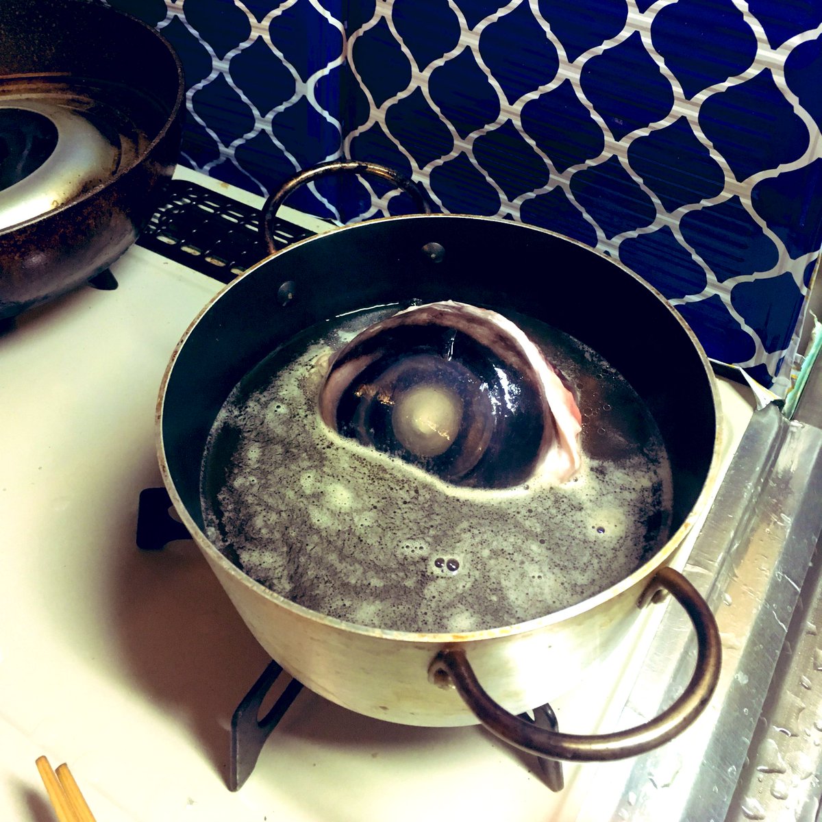スーパーで買ったマグロの巨大な目玉を鍋に入れた画像 くまニュース