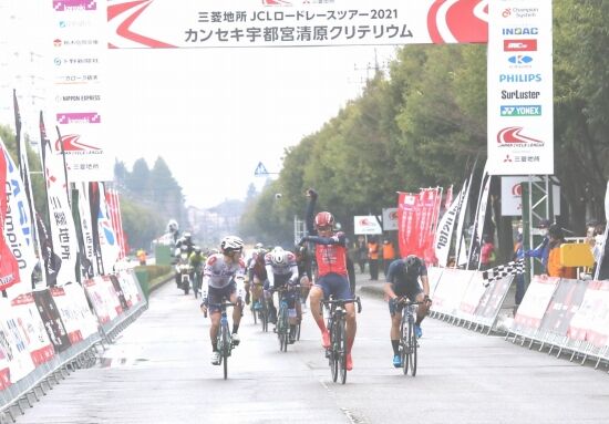 オタクが自転車ロードレースで一着になってゴルシポーズ くまニュース オタクが自転車ロードレースで一着になってゴルシポーズ くまニュース
