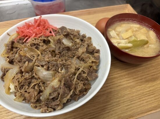 牛丼を自炊すると2食分で約900円。牛丼屋に行きますわな