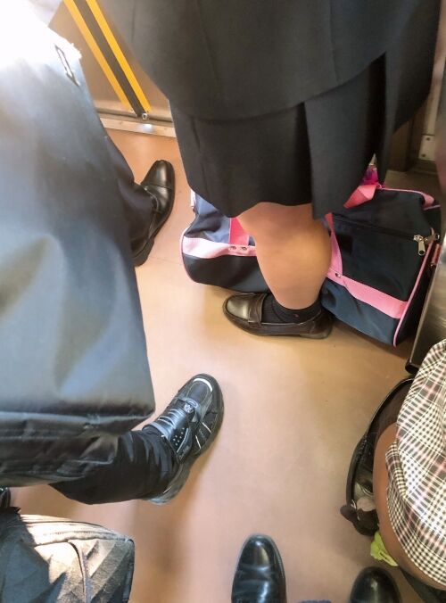 武蔵野線で靴に隠しカメラを付けた盗撮犯が目撃される くまニュース