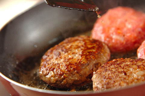 【失敗】昼、余ってたひき肉に生たまねぎでハンバーグ作ったけど玉ねぎ臭すぎて夕食作る気にならん