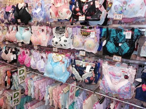 【万引き】商品(衣料品)が盗まれる←分かる　犯人の使い古しが掛け直されてる←分からん