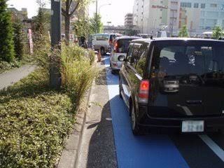 彡(^)(^)「自転車レーンはええなあ！走りやすいし最高や！」