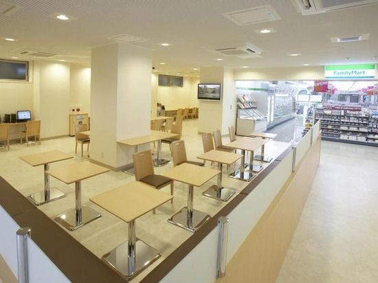 コンビニ店長「イートインにド底辺どもばかり居座って困る」