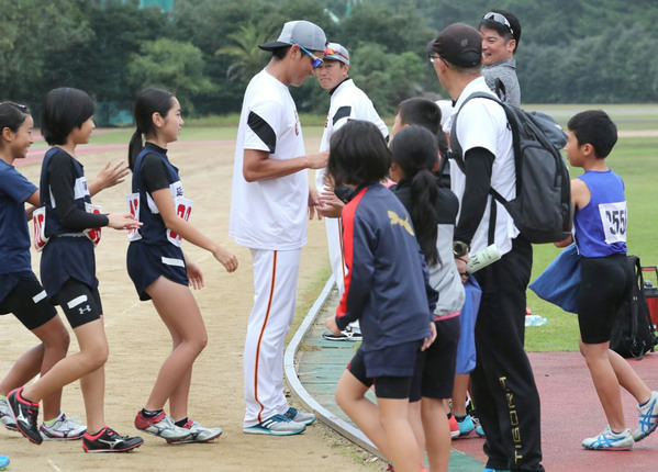 Baseball Days なんjおんj 悲報 巨人小林誠司 また小学生に囲まれる