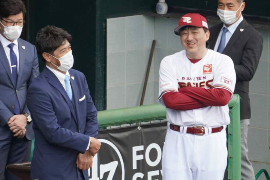 悲報 石井一久監督 ほぼ西武だね 岸 涌井 牧田がブルペン入りするのを見てジョークを飛ばす 東北楽天ゴールデンイーグルスアンテナ 悲報 石井一久監督 ほぼ西武だね 岸 涌井 牧田がブルペン入りするのを見てジョークを飛ばす 東北楽天ゴールデンイーグルスアンテナ