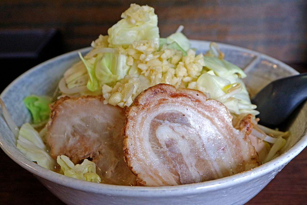 麺屋愛００２８ ら 麺 チャーシュー丼 呉のメバル師
