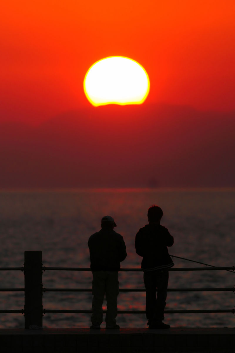 ベイサイドビーチ坂 夕日と 釣り人 呉のメバル師 ベイサイドビーチ坂 夕日と 釣り人 呉のメバル師