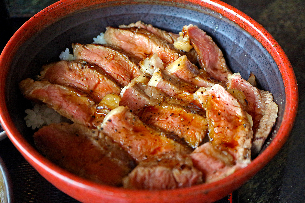 ドライブイン灘 で 絶品のステーキ丼 : 呉のメバル師
