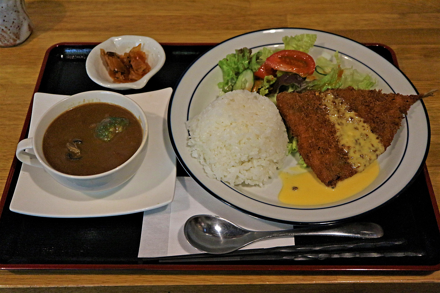 カフェからきだ 日替わりランチ 海鮮カレー アジフライ 呉のメバル師