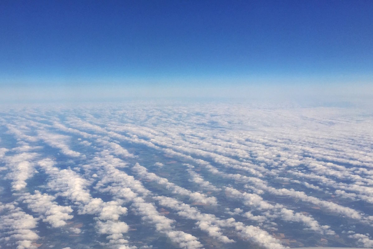 雲の上を飛ぶとcamelの Air Born を思い出す 四半分は上等